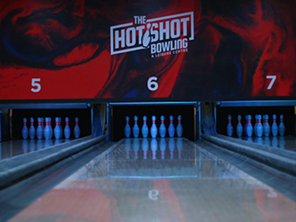 Interior do Hotshot Bowling